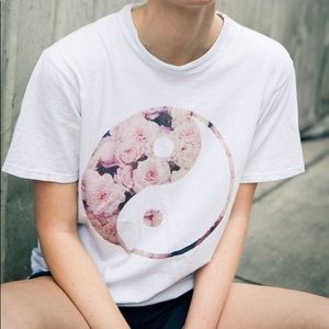 BRANDY MELVILLE yin & yang tee